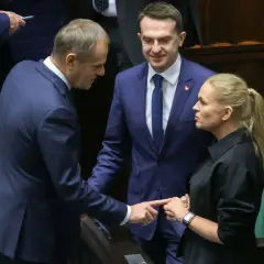 Donald Tusk i inni politycy Platformy Obywatelskiej dyskutują w Sejmie.