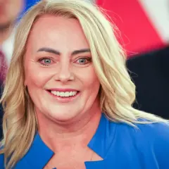 Uśmiechnięta Iwona Hartwich w niebieskiej marynarce. Kontakt do biura poselskiego można znaleźć na stronie internetowej.