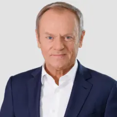 Donald Tusk w granatowej marynarce i białej koszuli. Chcesz znać numer do Tuska?