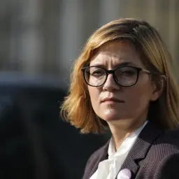 Magdalena Biejat, polityczka Lewicy, w okularach i marynarce.