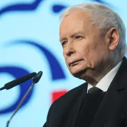 Jarosław Kaczyński podczas konferencji prasowej. Rządy PiS trwają od 2015 roku.