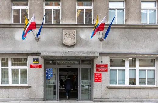 Urząd Miasta Katowice, z flagami Polski i UE. Szukasz kontaktu do Platformy Obywatelskiej w Katowicach? Tu znajdziesz informacje.