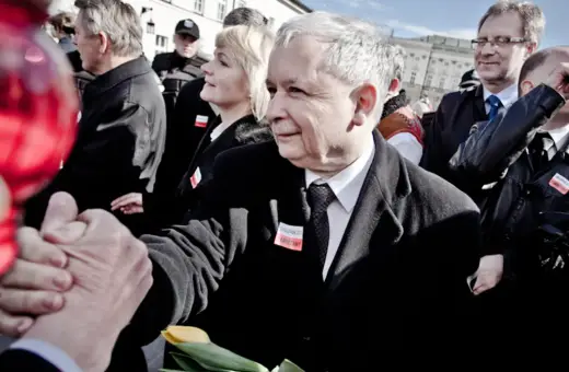 Jarosław Kaczyński uścisnął dłoń, szukając kontaktu mailowego.