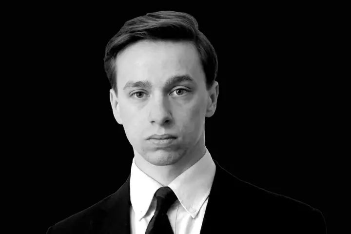 Portret Krzysztofa Bosaka w garniturze. Zastanawiasz się, ile lat ma Krzysztof Bosak?