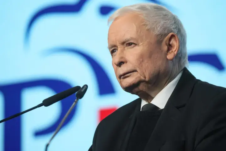 Jarosław Kaczyński podczas konferencji prasowej. Rządy PiS trwają od 2015 roku.