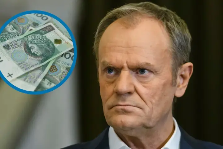 Donald Tusk zamyślony nad tym, ile tusk ma emerytury, podczas gdy w tle widać polskie banknoty 100 zł.