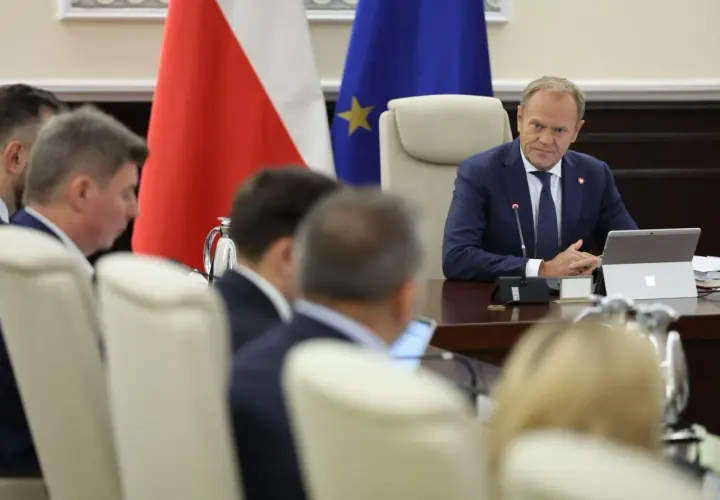 Donald Tusk podczas spotkania, przypominając, co zrobiła Platforma Obywatelska przez 8 lat.