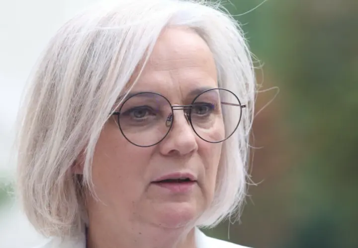 Dorota Niedziela, posłanka, w okularach o okrągłych oprawkach, z siwymi włosami.