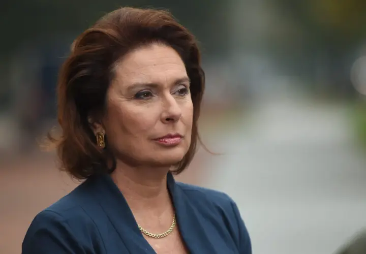 Kobieta w granatowej marynarce, ze złotą biżuterią, wygląda na dojrzałą. Trudno zgadnąć, ile lat ma Kidawa Błońska.