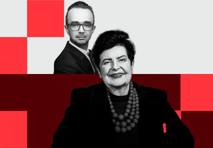 Uśmiechnięta kandydatka po na prezydenta, z mężczyzną w okularach w tle.