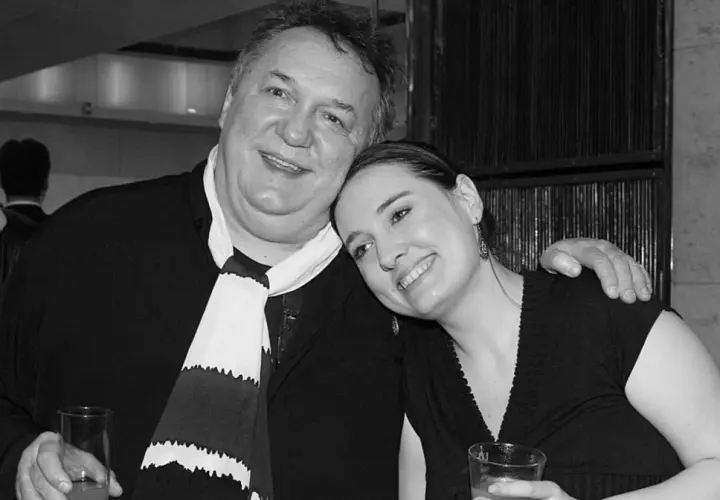 Jarosław Urbaniak z córką, uśmiechnięci, trzymający drinki.