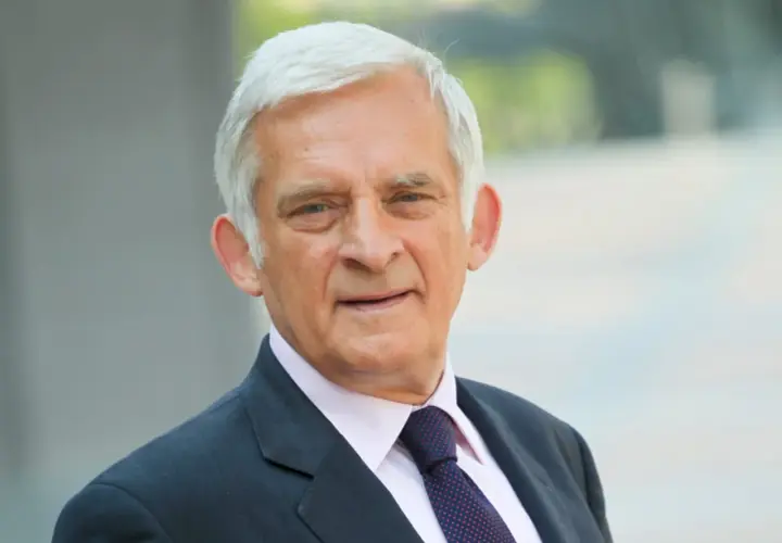 Jerzy Buzek, były premier i przewodniczący Parlamentu Europejskiego, w eleganckim garniturze. Jego poprzednie urzędy świadczą o bogatym doświadczeniu politycznym.