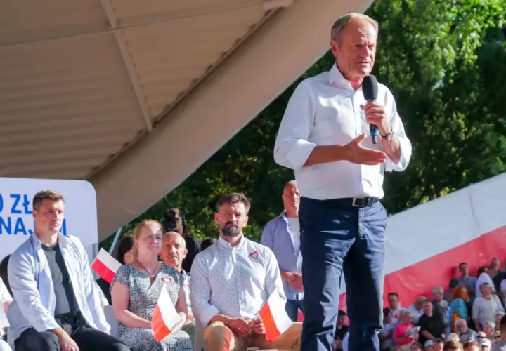 Donald Tusk przemawia w Koszalinie do zgromadzonego tłumu. Na banerze widnieje napis "600 zł".