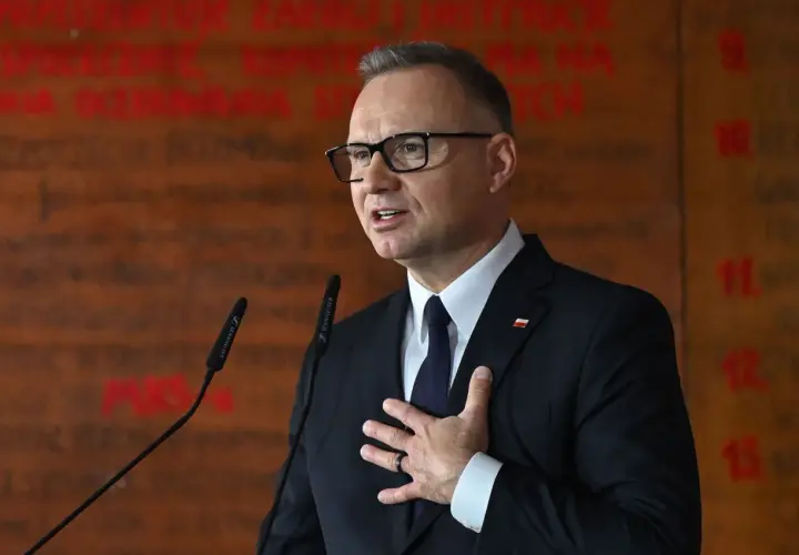 Prezydent Duda przemawia z gestem na piersi. Gdzie jest dzisiaj prezydent duda? Właśnie tutaj, przemawiając do narodu.