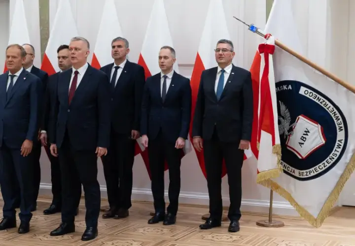 Uroczystość z udziałem premiera Tuska we Włocławku. W tle flagi Polski i ABW.