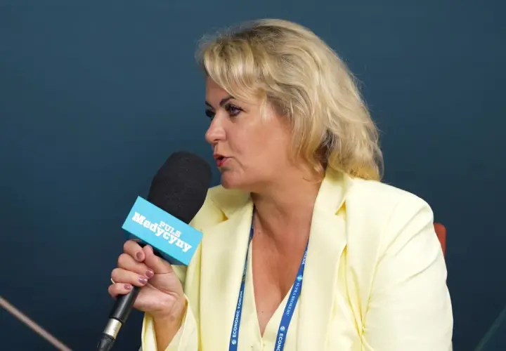 Agnieszka Gorgoń Komor udziela wywiadu z mikrofonem Puls Medycyny.