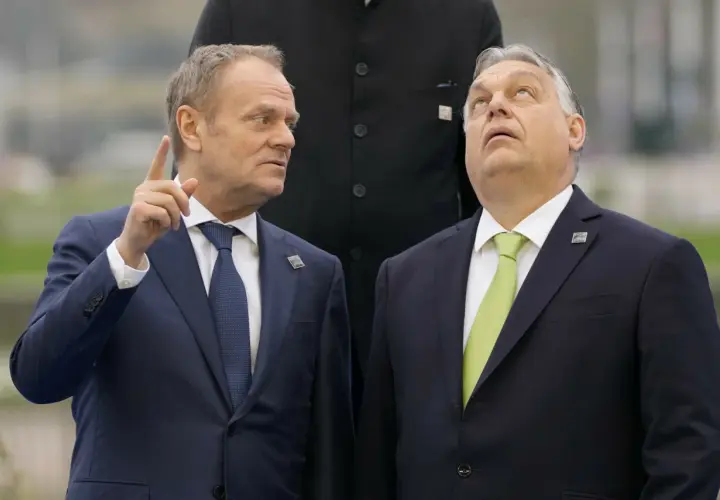 Tusk w Budapeszcie wskazuje palcem, podczas gdy Orbán patrzy w górę.