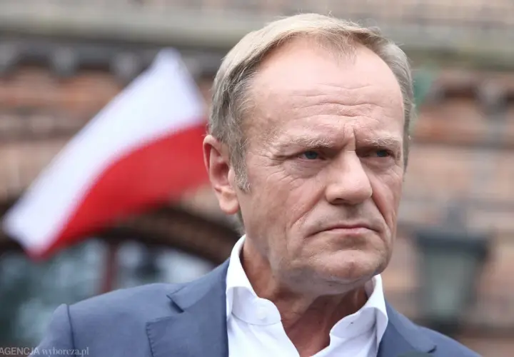 Donald Tusk na tle polskiej flagi. Dyskusja o tym, co to znaczy ustawa Lex Tusk, trwa.