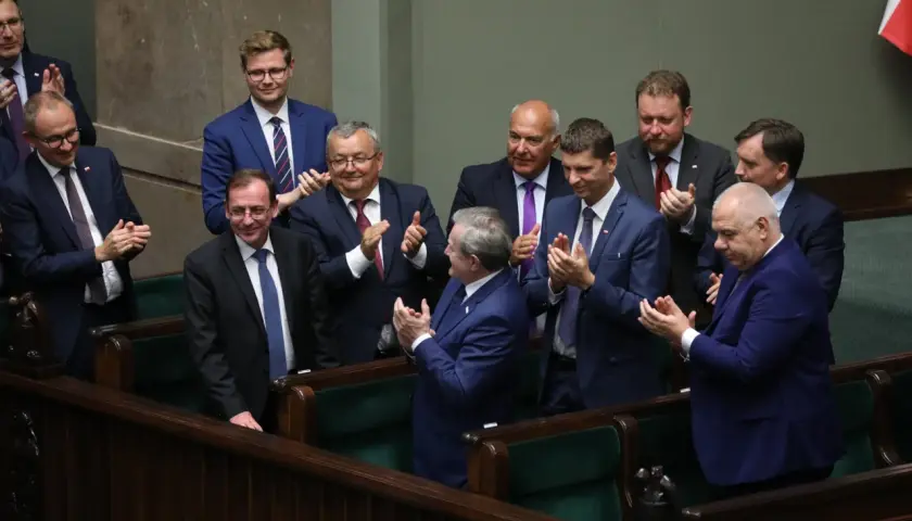 Posłowie klaszczą, świętując uchwalenie ustawy o bezkarności urzędników.