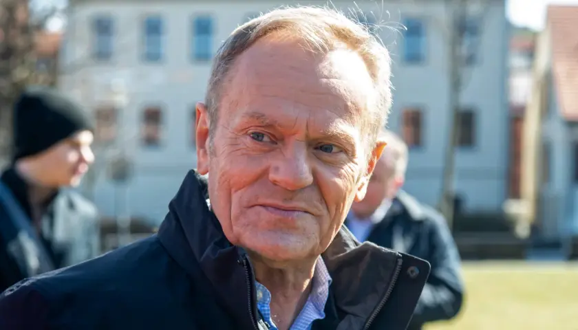 Portret polityka, który wygląda jakby zastanawiał się, kiedy urodził się Donald Tusk.