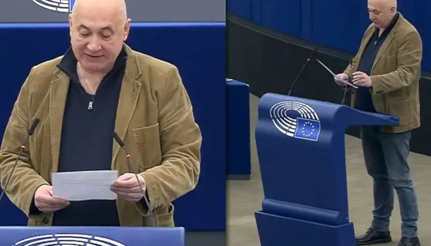 Polscy europosłowie lista: mężczyzna w brązowej marynarce przemawia w Parlamencie Europejskim, trzymając dokument.