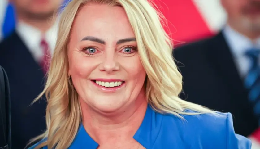 Uśmiechnięta Iwona Hartwich w niebieskiej marynarce. Kontakt do biura poselskiego można znaleźć na stronie internetowej.