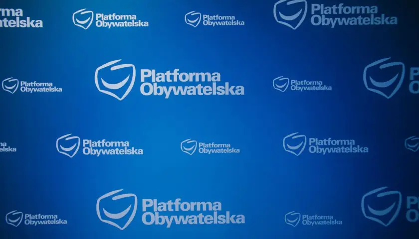 Niebieskie tło z powtarzającym się logo i napisem "Platforma Obywatelska".