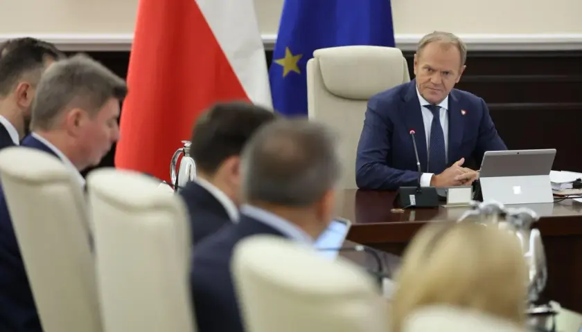 Donald Tusk podczas spotkania, przypominając, co zrobiła Platforma Obywatelska przez 8 lat.