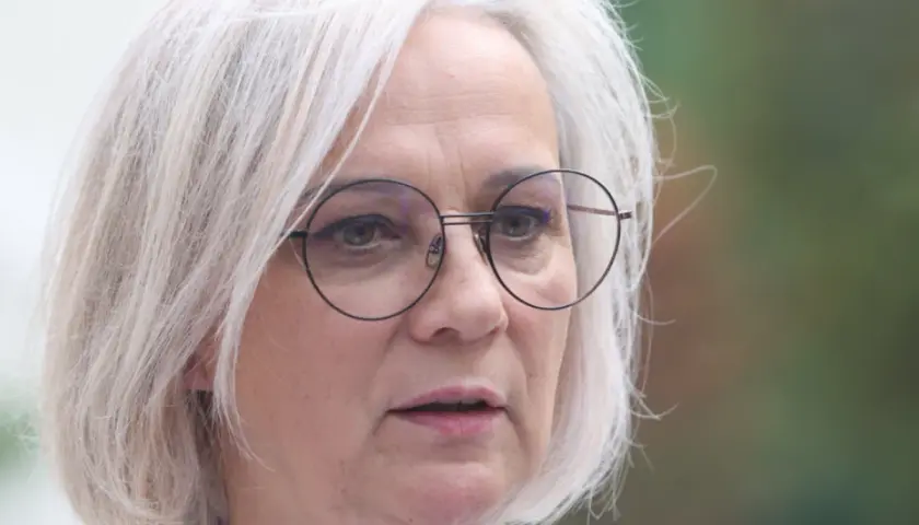 Dorota Niedziela, posłanka, w okularach o okrągłych oprawkach, z siwymi włosami.