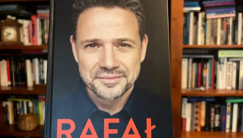 Okładka książki "Rafał" z wizerunkiem Rafała Trzaskowskiego. W rozmowie poruszono m.in. temat jego wykształcenia.