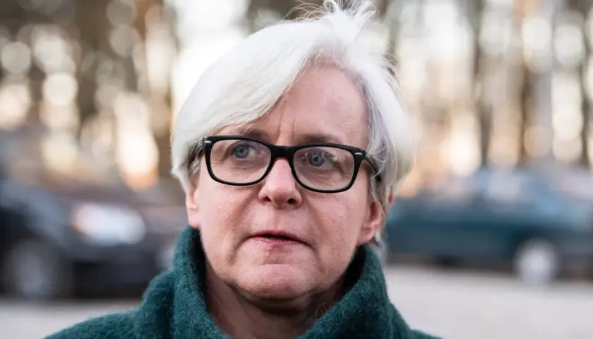 Joanna Kluzik Rostkowska w okularach i zielonym swetrze, z siwymi włosami.