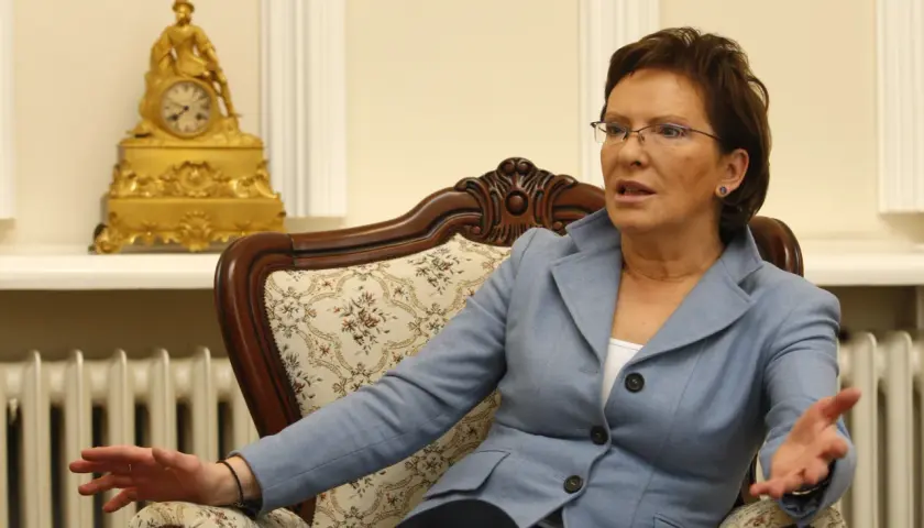 Ewa Kopacz w niebieskiej marynarce, siedząc w fotelu, gestykuluje. Czy dostała się do Sejmu?