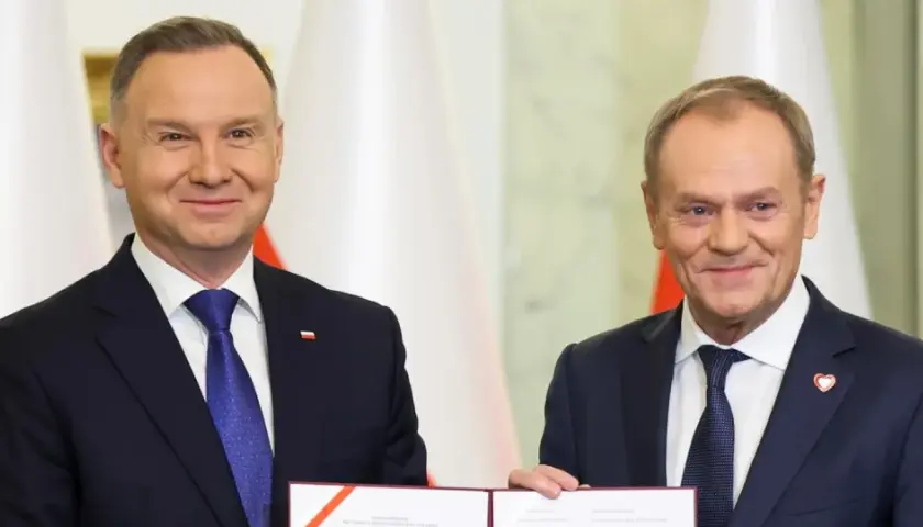 Prezydent Duda i premier Tusk pozują do zdjęcia z dokumentem. To może być moment, kiedy kończy się kadencja premiera Tuska.