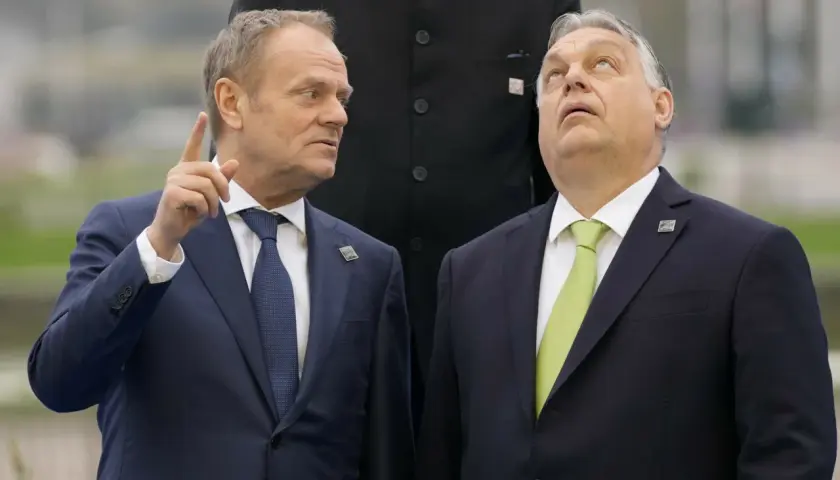Tusk w Budapeszcie wskazuje palcem, podczas gdy Orbán patrzy w górę.