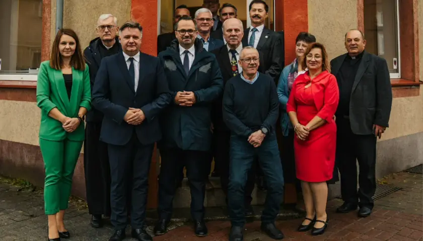 Grupa osób przed biurem poselskim PiS w Łodzi. Zapraszamy do kontaktu!