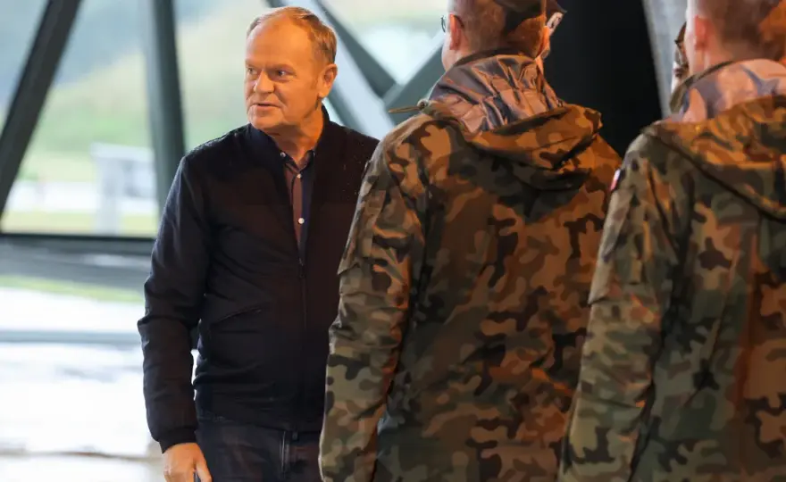 Czy Donald Tusk służył w wojsku? Poznaj fakty