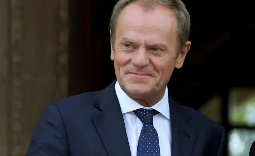 Czy Tusk zna angielski? Analiza jego biegłości językowej