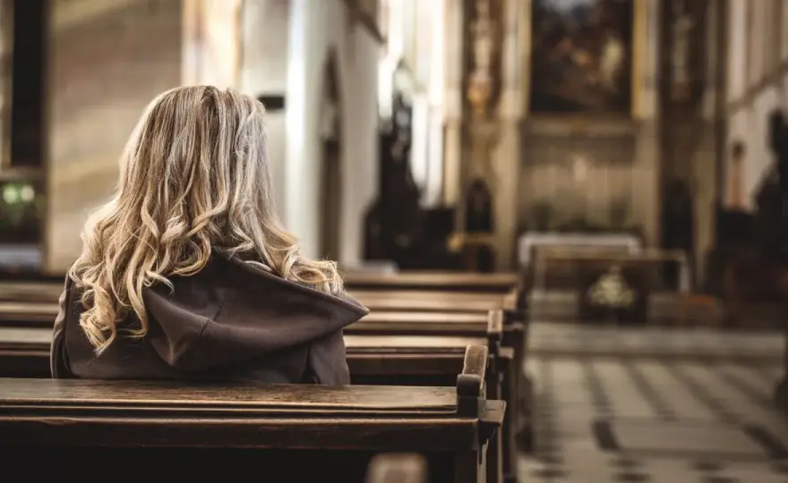 Praktyki religijne w Polsce: Spadki, przyczyny i nowe trendy (CBOS)