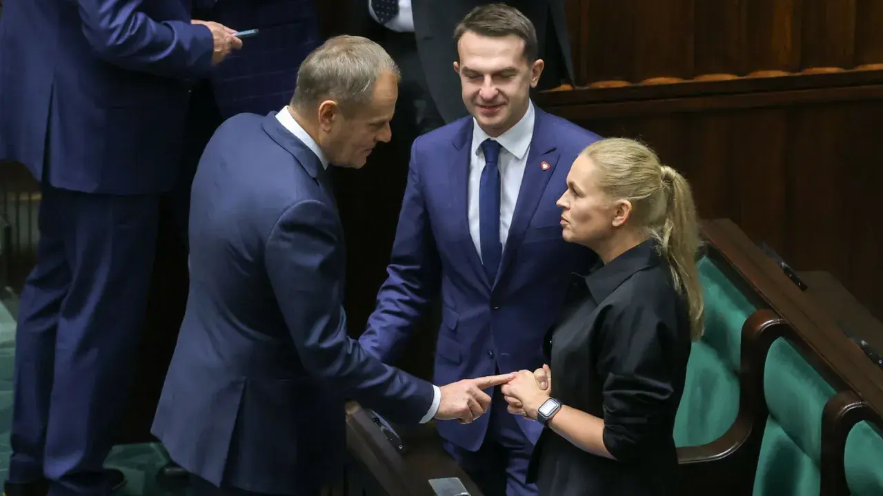 Donald Tusk i inni politycy Platformy Obywatelskiej dyskutują w Sejmie.
