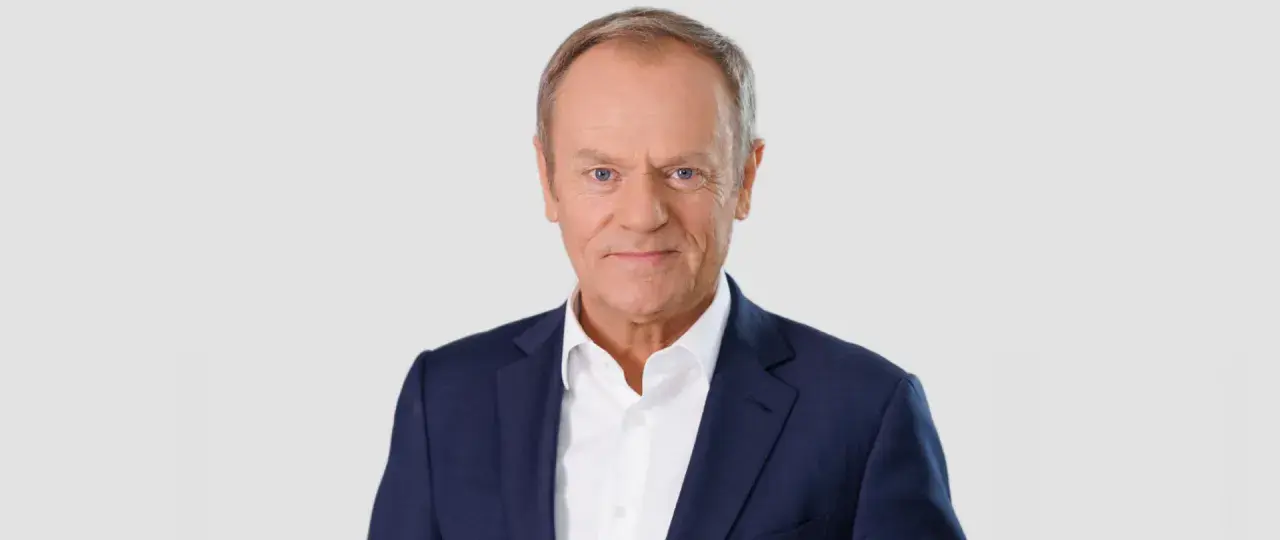 Donald Tusk w granatowej marynarce i białej koszuli. Chcesz znać numer do Tuska?