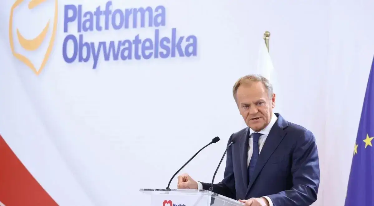 Donald Tusk przemawia pod logo Platformy Obywatelskiej Rzeczypospolitej Polskiej.