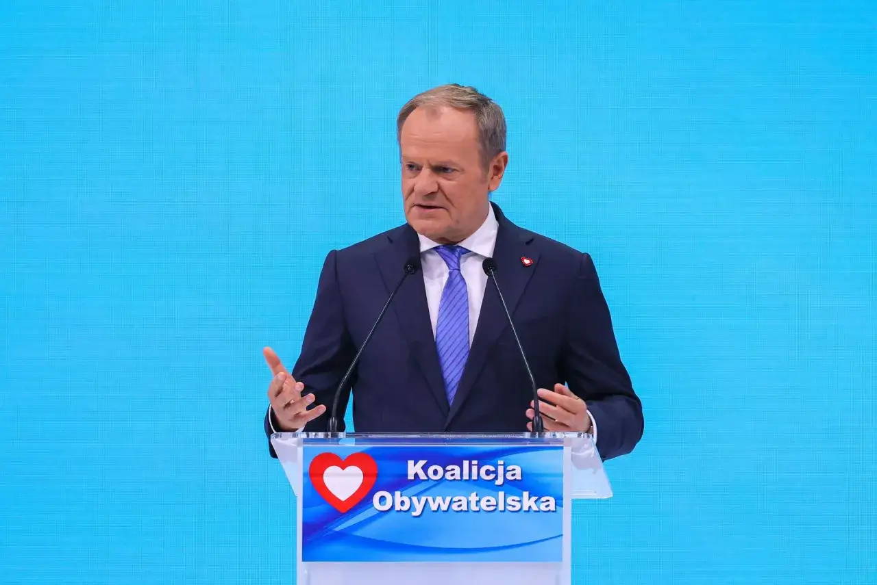 Donald Tusk przemawia na konwencji Koalicji Obywatelskiej w Płońsku, gestykulując do mikrofonów.