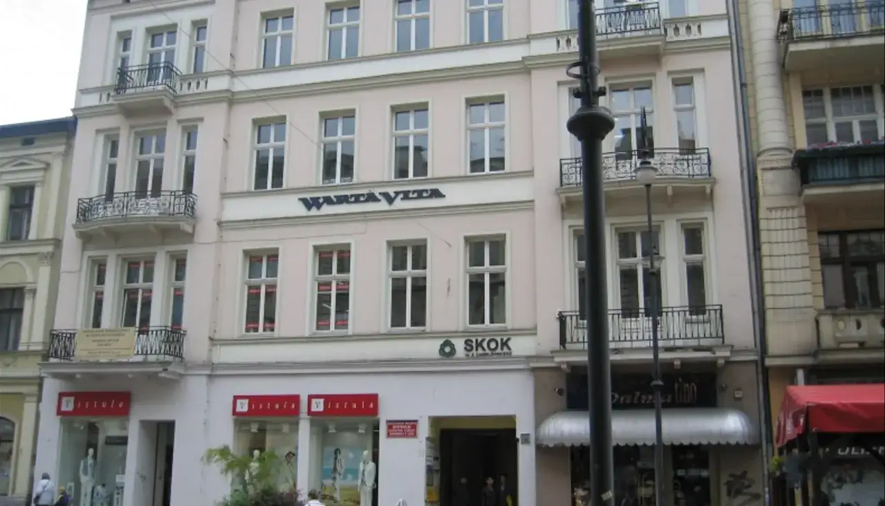 Kamienica przy ul. Piotrkowskiej 61 w Łodzi. Widoczne szyldy 