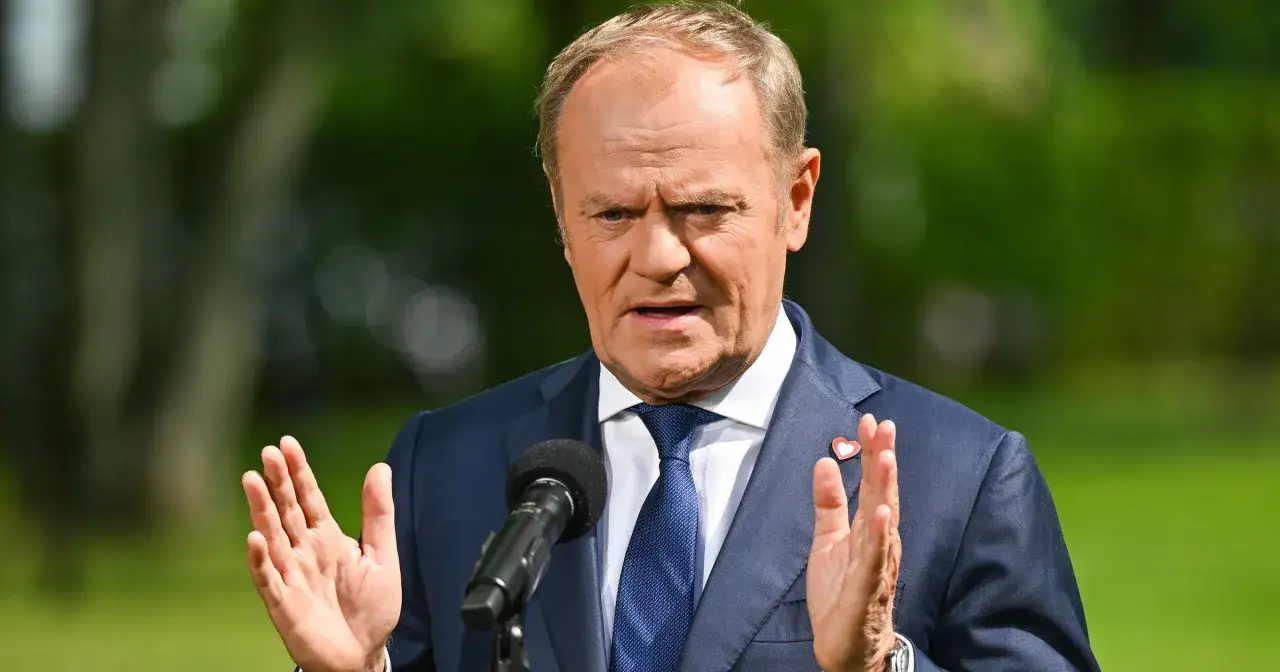 Donald Tusk przemawia na konwencji po w Płońsku, gestykulując do mikrofonu.