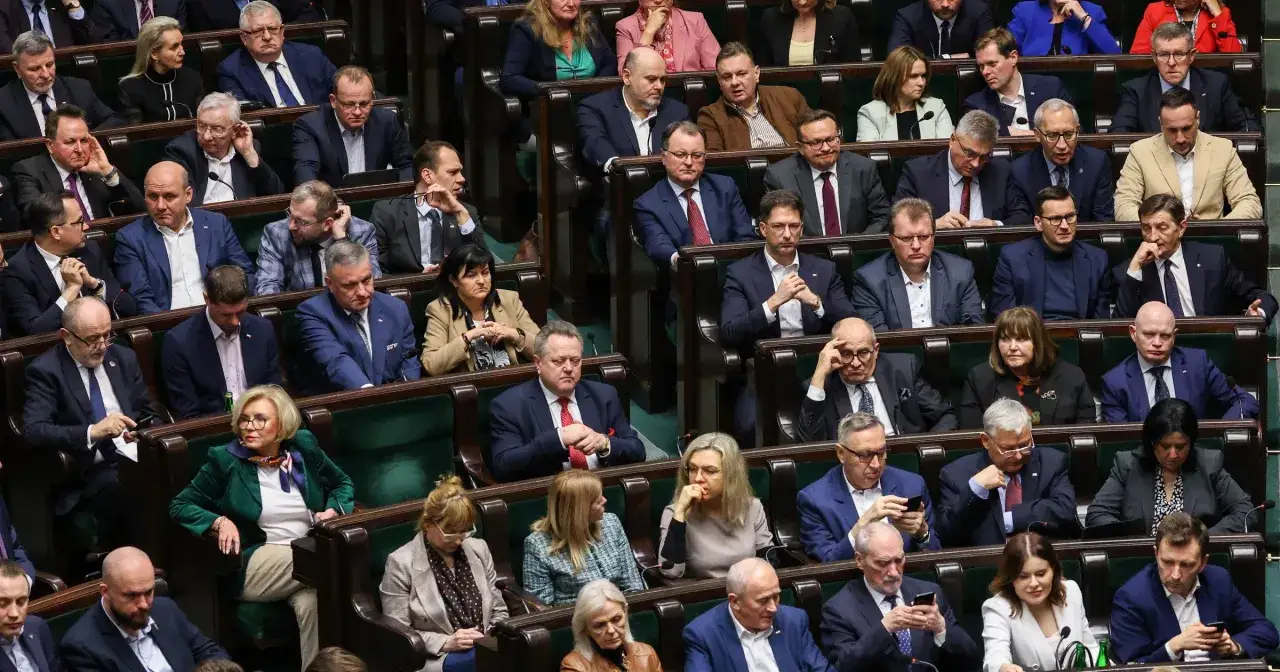 Posłowie w Sejmie, dyskutują o tym, ile pis ma posłów w sejmie.