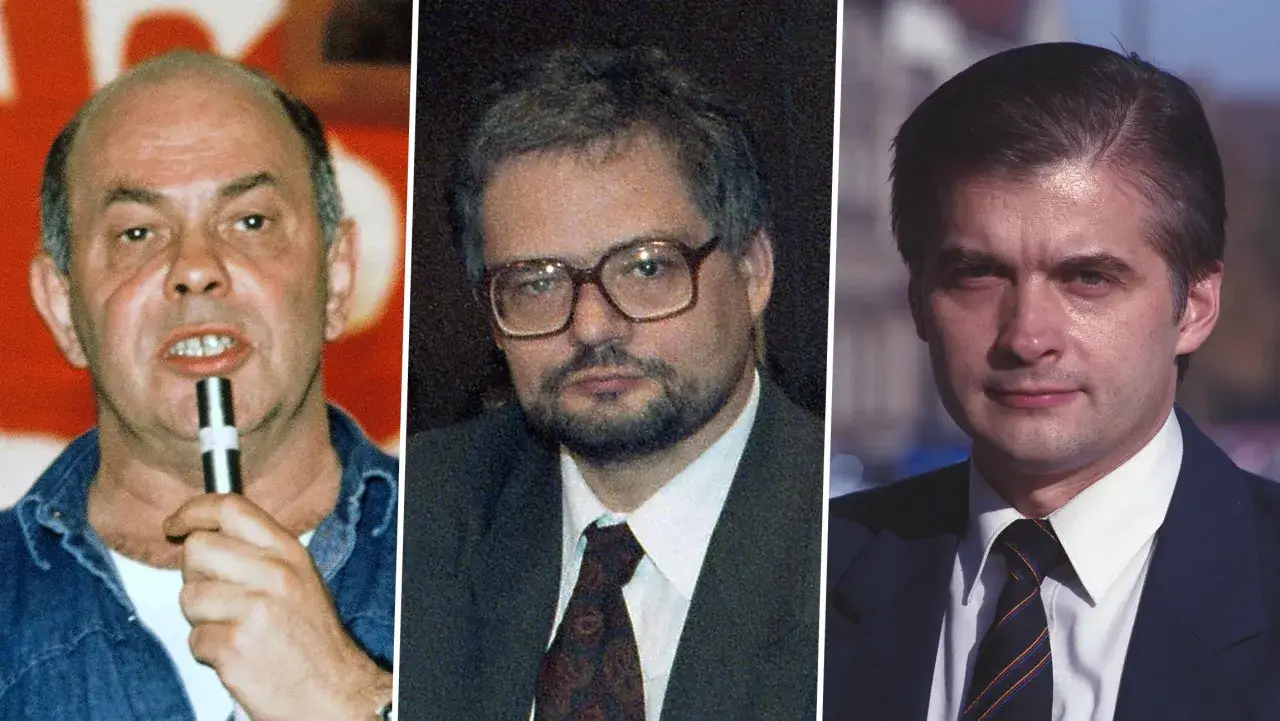 Trzech polityków: mężczyzna z mikrofonem, w okularach i w garniturze. Prawdopodobnie z czasów rządów Jerzego Buzka.