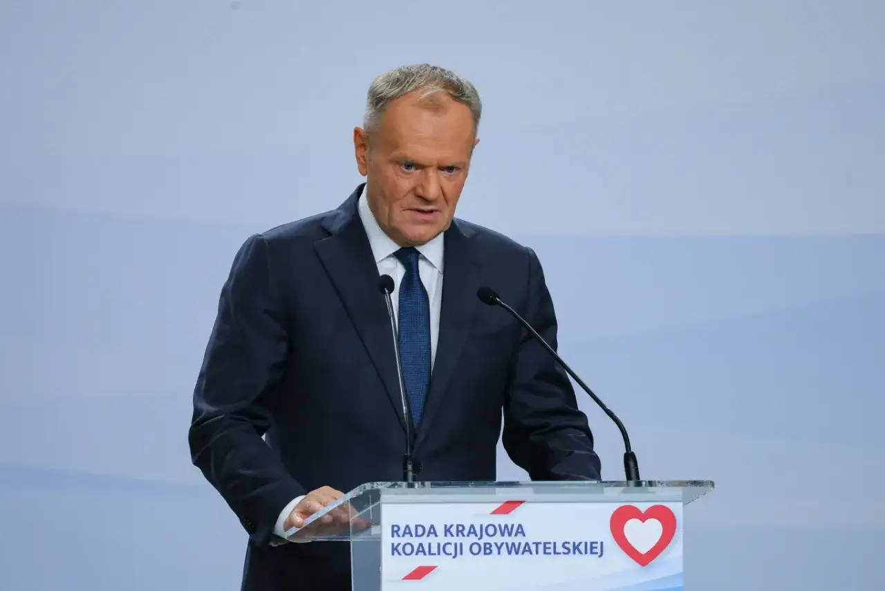 Donald Tusk w Ustroniu przemawia przy mównicy z logo Koalicji Obywatelskiej.