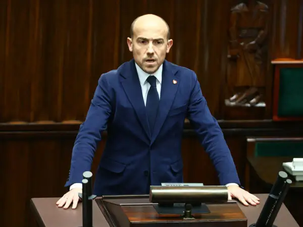 Borys Budka, polityk, przemawia w sejmie. Jego wiek nie jest widoczny, ale jego postawa sugeruje doświadczenie.